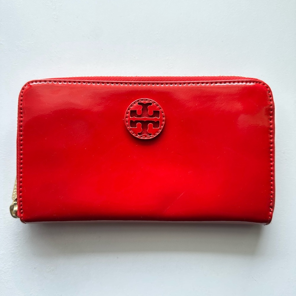 Tory Burch Patent Robinson Zip Continental Wallet - Picture 2 of 4